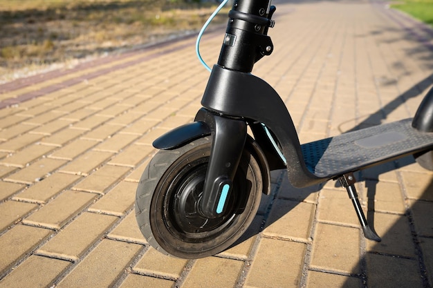 Primer plano de un scooter eléctrico en la carretera de la ciudad