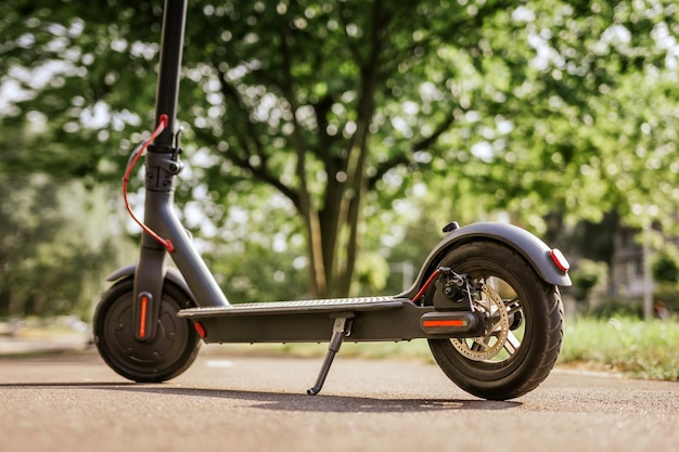 Primer plano de scooter eléctrico en la pista de asfalto