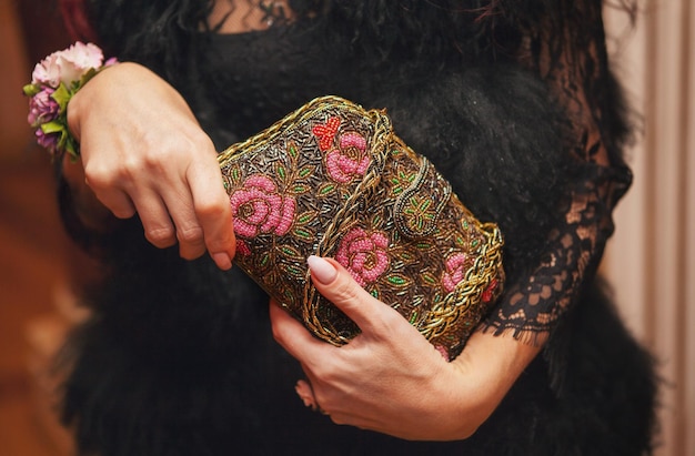 Primer plano de la sección media de una mujer con un bolso