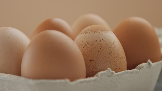 Primer plano de seis huevos marrones con diferente textura de cáscara