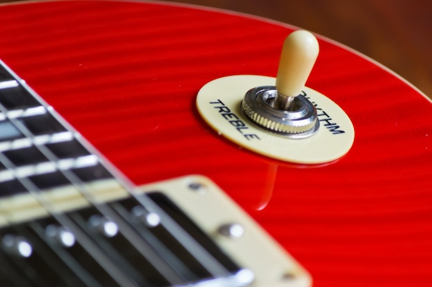 Primer plano de un selector de recogida de guitarra eléctrica