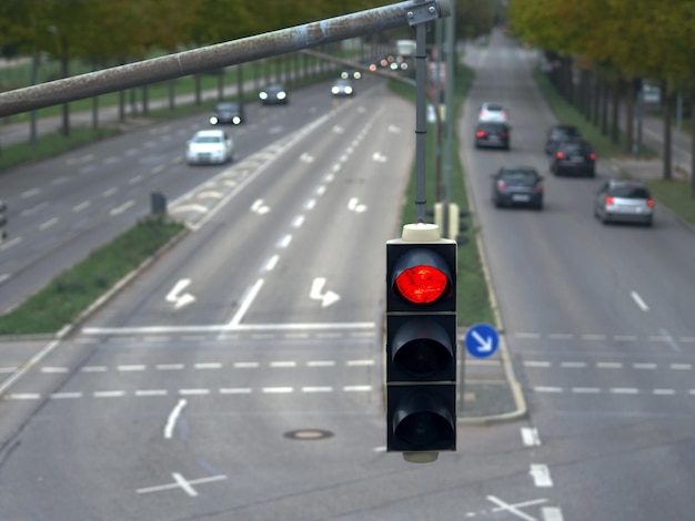 Foto primer plano del semáforo frente a la carretera