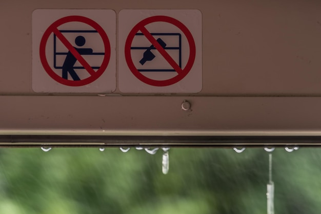 Primer plano de una señal de advertencia en una pared metálica