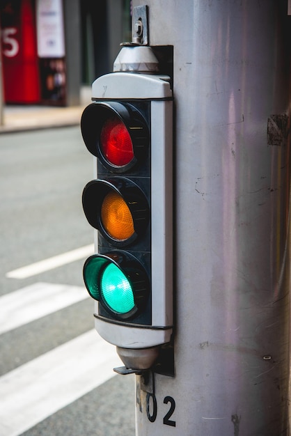 Primer plano de una señal de carretera en una carretera de la ciudad