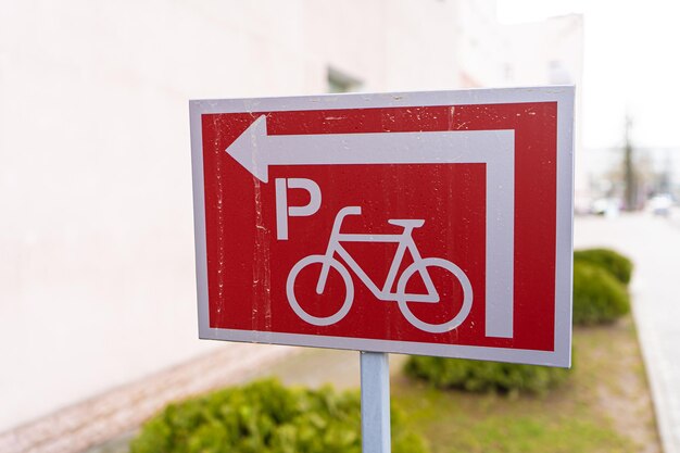 Primer plano de señal de estacionamiento de bicicletas