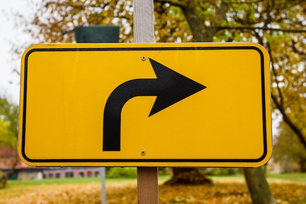 Primer plano de la señal de flecha en la carretera