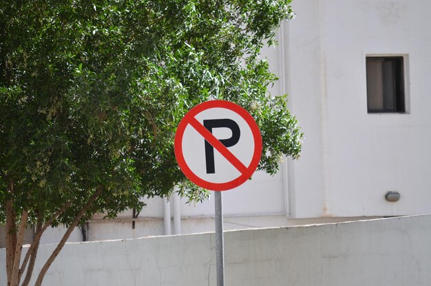 Primer plano de la señal de no estacionamiento