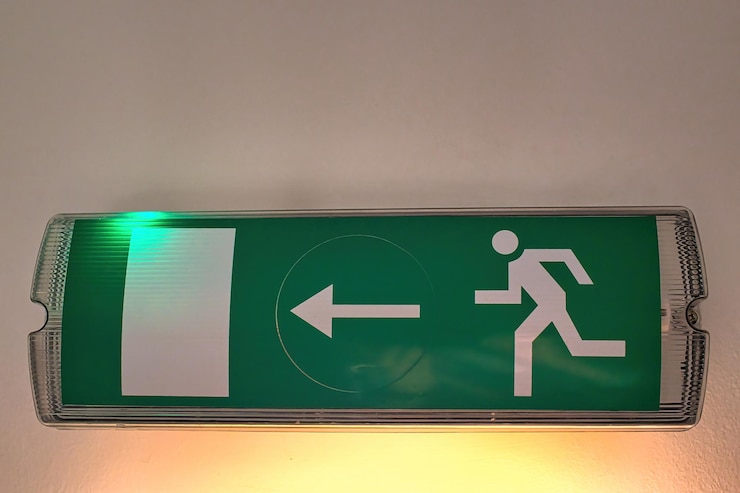 Foto primer plano de una señal de salida de emergencia en la pared