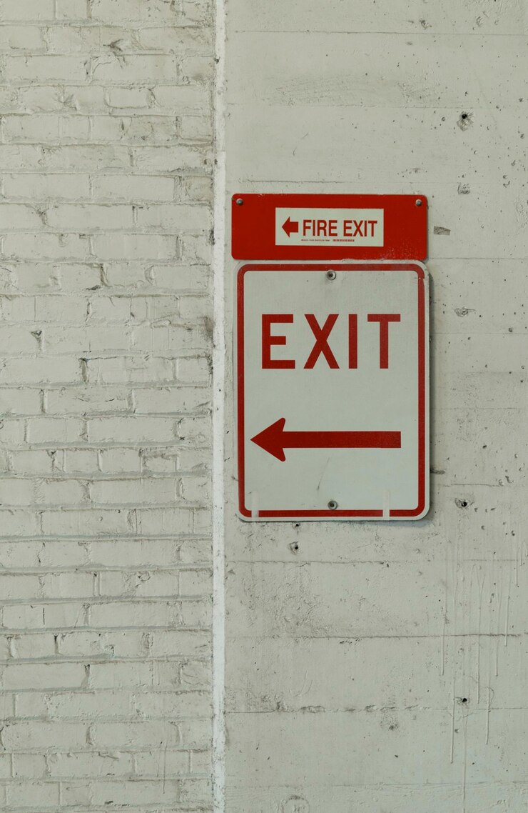 Foto primer plano de la señal de salida en la pared