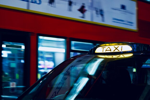 Foto primer plano de una señal de taxi iluminada