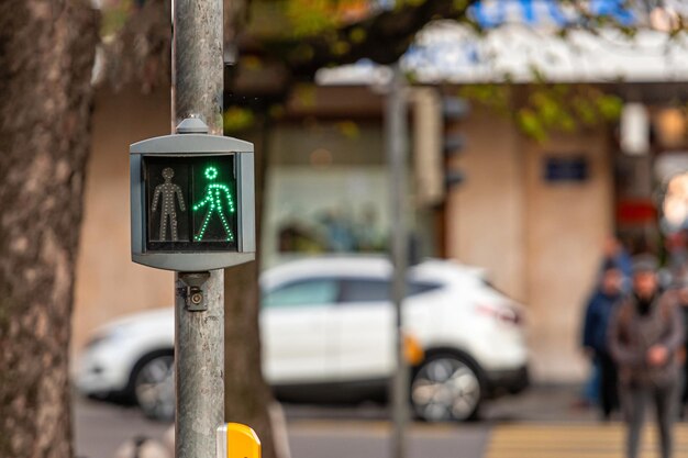 Foto primer plano de una señal de tráfico en una calle de la ciudad