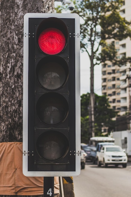 Foto primer plano de una señal de tráfico en la calle