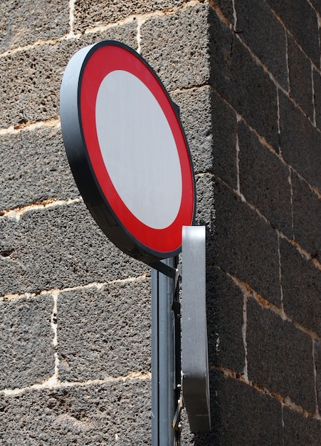 Foto primer plano de una señal de tráfico en la calle