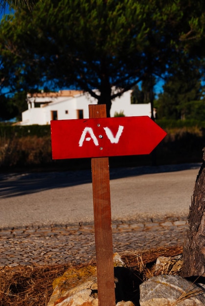 Foto primer plano de una señal de tráfico contra los árboles