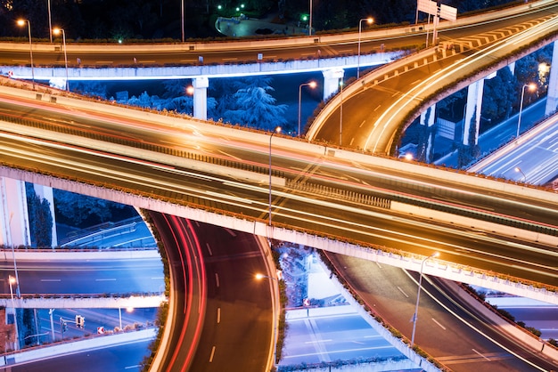 Primer plano de los senderos de luz en el puente de separación de grado