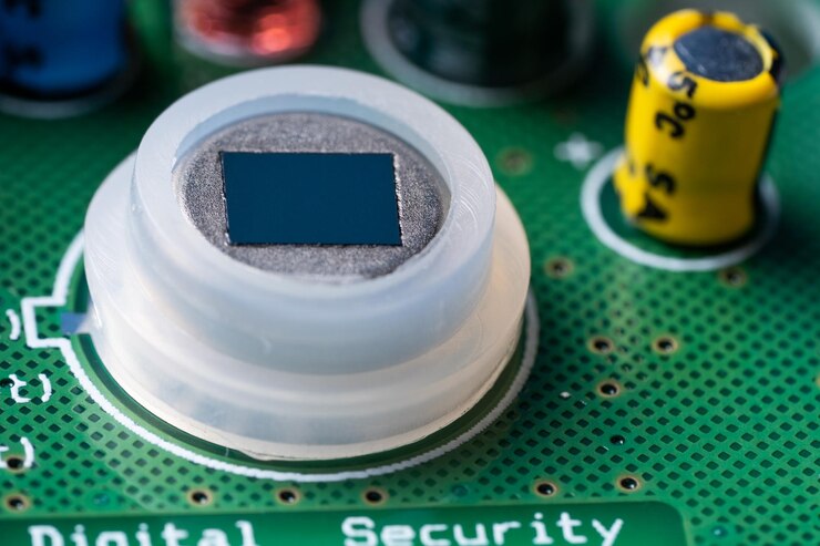Foto primer plano del sensor de movimiento de los sistemas de seguridad en la placa electrónica