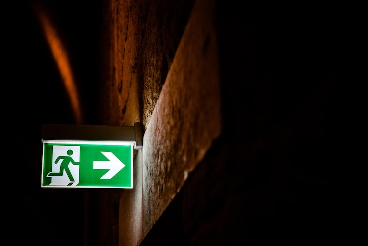 Foto primer plano del signo de flecha en la pared
