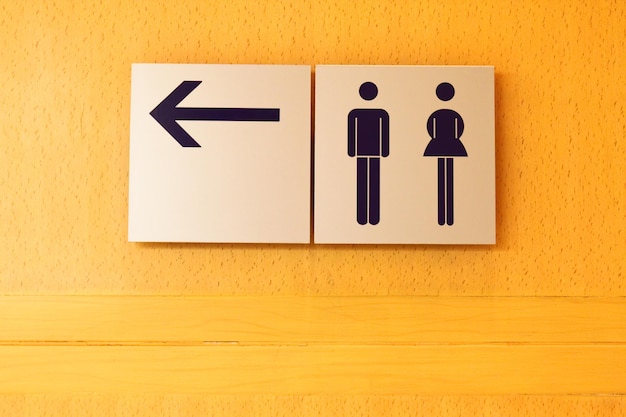 Primer plano del signo de flecha en la pared