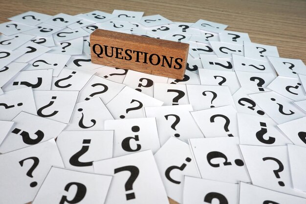 Primer plano del signo de interrogación en los papeles sobre la mesa