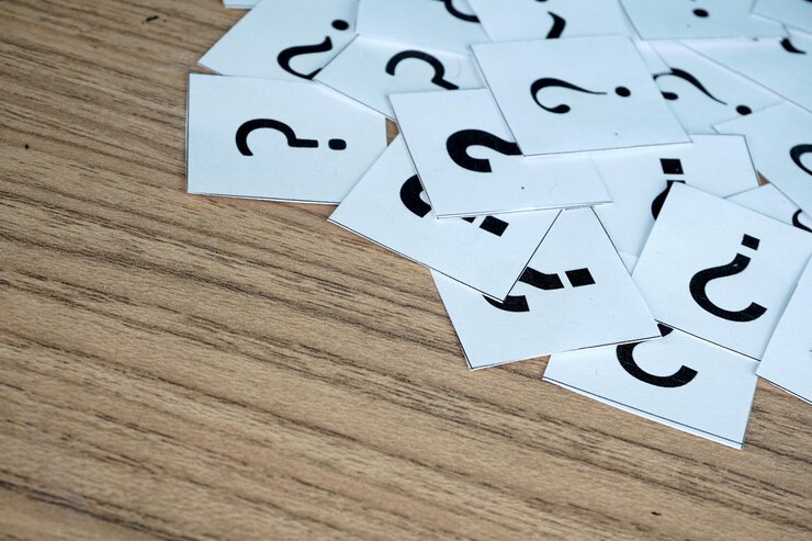 Foto primer plano del signo de interrogación en los papeles sobre la mesa
