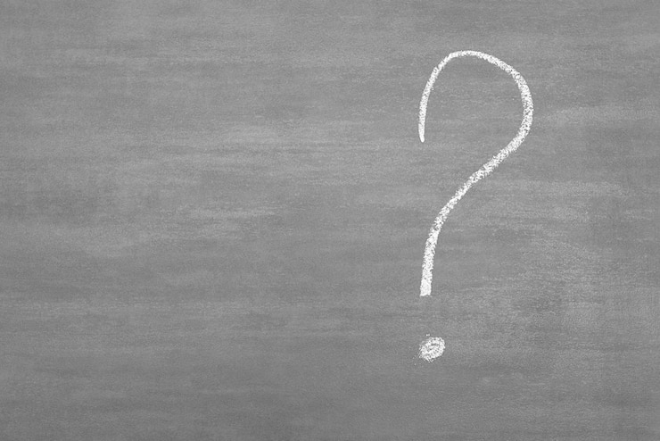 Foto primer plano del signo de interrogación en la pizarra