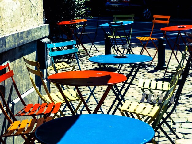 Foto primer plano de sillas y mesa en una cafetería en la acera