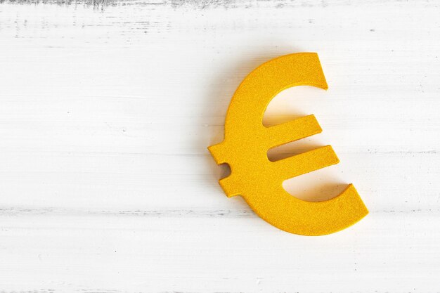 Foto primer plano del símbolo del euro en la mesa