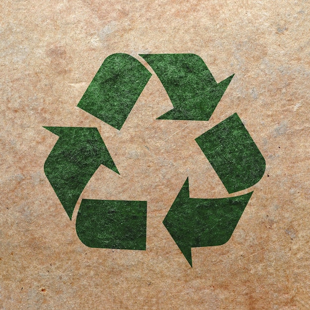 Primer plano del símbolo de reciclaje en la pared