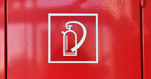 Primer plano del símbolo sobre un fondo rojo