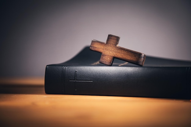 Foto primer plano de una simple cruz cristiana de madera en la santa biblia