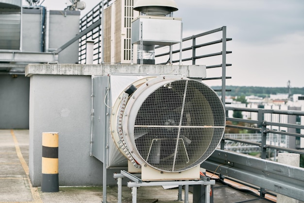 Primer plano del sistema de ventilación en el techo Unidad HVAC comercial grande Compresor de aire acondicionado en la azotea