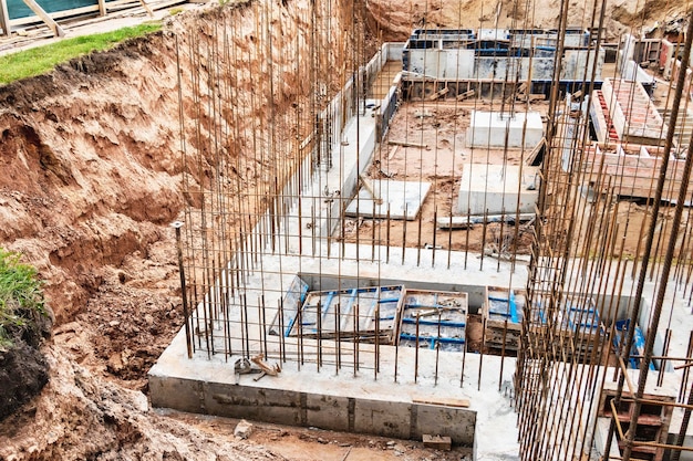 Primer plano del sitio de construcción Disposición de rejillas de hormigón armado Construcción del edificio de nivel inferior Preparación para la construcción de viviendas de trabajo de hormigón monolítico