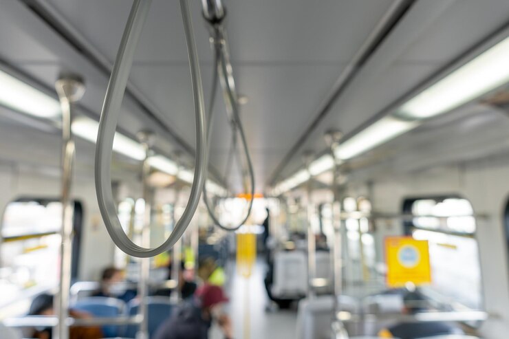Primer plano SkyTrain Canada Line vagón de metro pasamanos