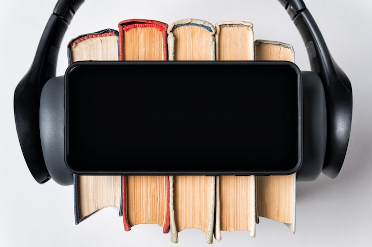 Foto primer plano de smartphone, libros y auriculares. fondo blanco copia espacio vista superior