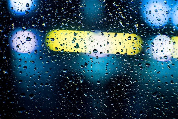 Primer plano sobre el cristal de un coche con un montón de lluvia