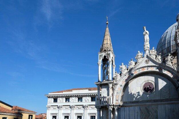 Primer plano sobre el exterior de la basílica de San Marcos en Venecia Italia