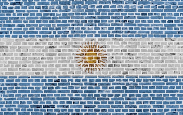 Primer plano sobre una pared de ladrillos con la bandera de Argentina pintada en ella