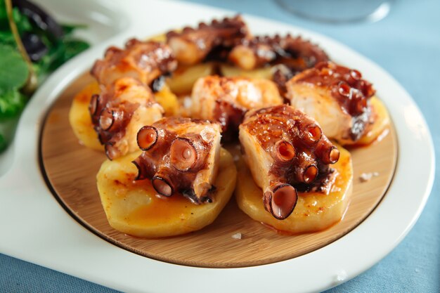 Primer plano sobre el plato nacional español pulpo en gallego