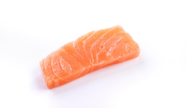 Primer plano sobre un trozo de sashimi de sushi de salmón crudo aislado sobre fondo blanco