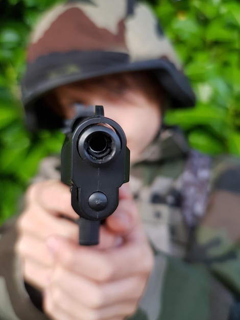Primer plano de un soldado del ejército apuntando con un arma