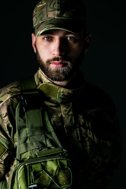Primer plano de un soldado estadounidense naval Viste un uniforme táctico La expresión en el rostro del hombre muestra fatiga y frustración