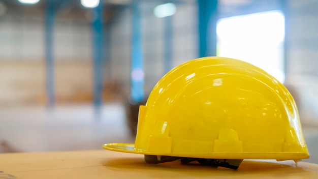 Un primer plano de sombrero amarillo de ingeniería en concepto de almacén, industria y fábrica.