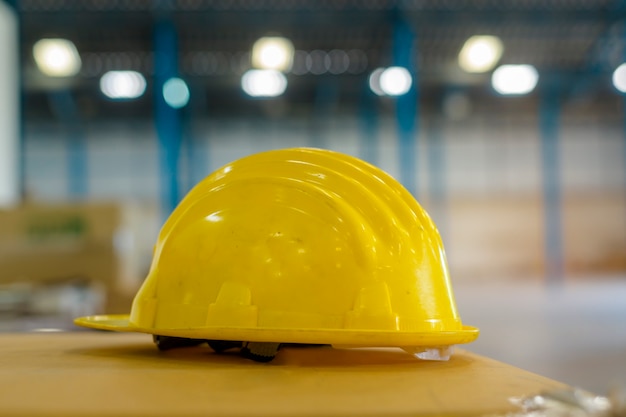 Un primer plano de sombrero amarillo de ingeniería en concepto de almacén, industria y fábrica.