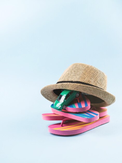 Foto primer plano de un sombrero multicolor contra un fondo blanco