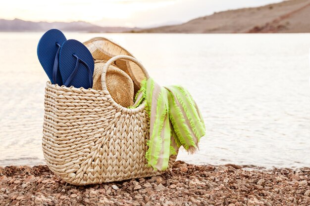 Foto primer plano de un sombrero en la playa