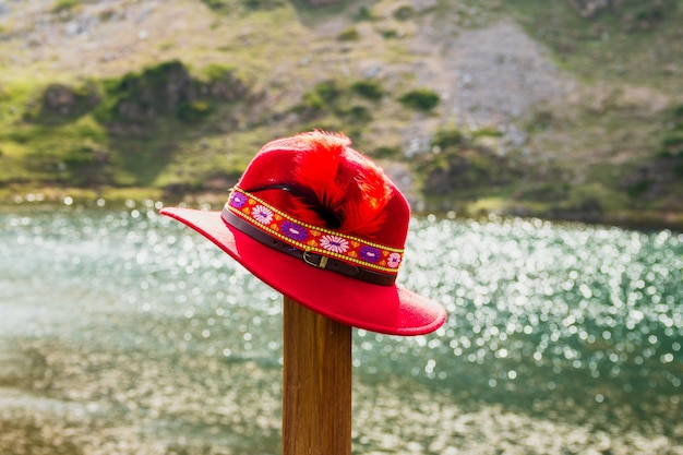 Foto un primer plano de un sombrero rojo en el bosque en el campo cerca de un río