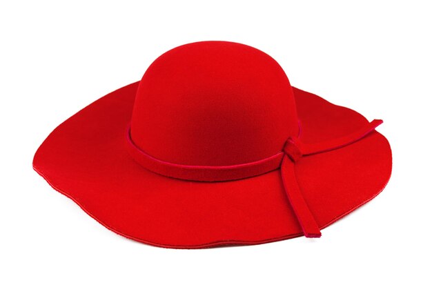 Primer plano del sombrero rojo contra un fondo blanco