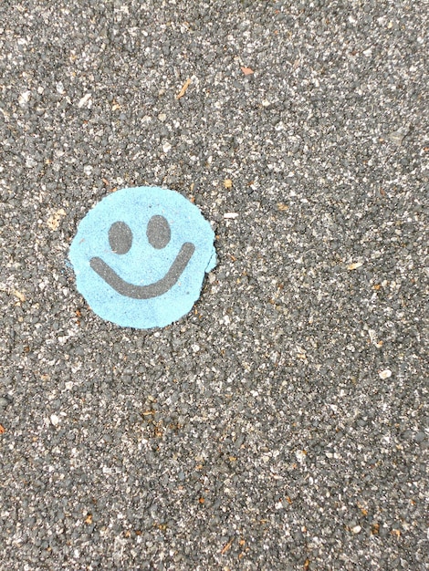 Foto primer plano de un sonriente en la calle