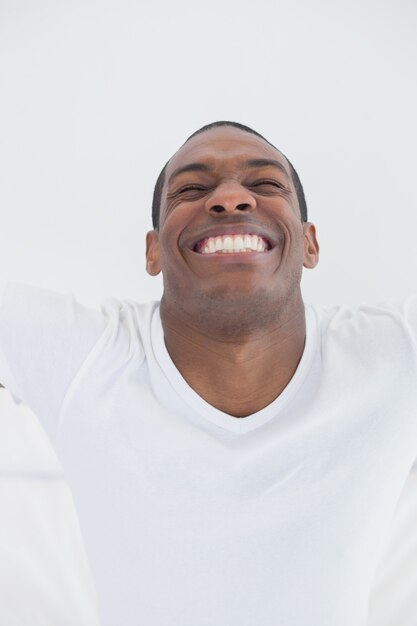 Primer plano de un sonriente joven afro