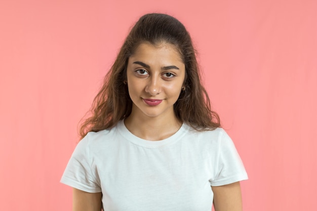 Primer plano sonriente niña árabe. Retrato de una mujer india feliz.